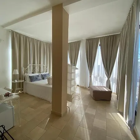 לינה וארוחת בוקר Regina Margherita 3*
